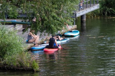 Bir grup stand-up kürekçi duraklar
