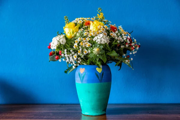 Eşleşen Vazo Yaz Çiçek Buketi — Stok fotoğraf