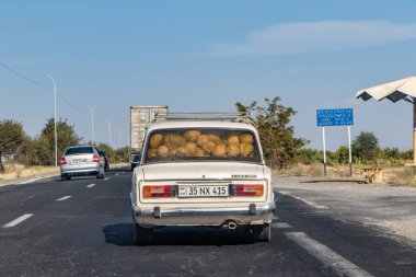 Eski bir lada içinde lahana kafası nakliyesi