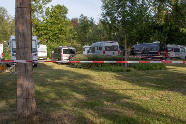 Almanya 'daki Corona salgını sırasında kısmen kapalı olan karavan park yeri