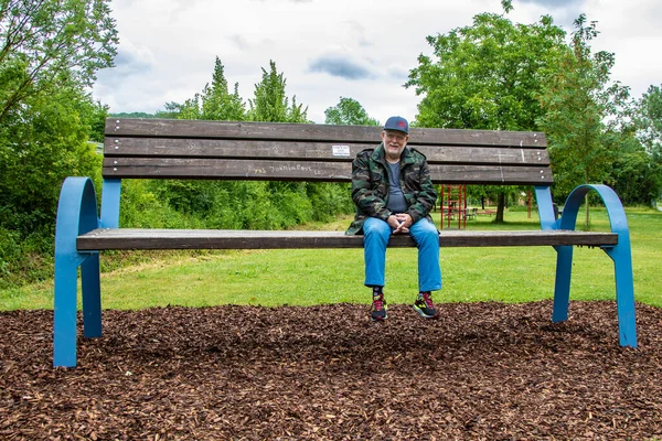 Une Photo Conte Fées Vieil Homme Assis Sur Immense Banc — Photo