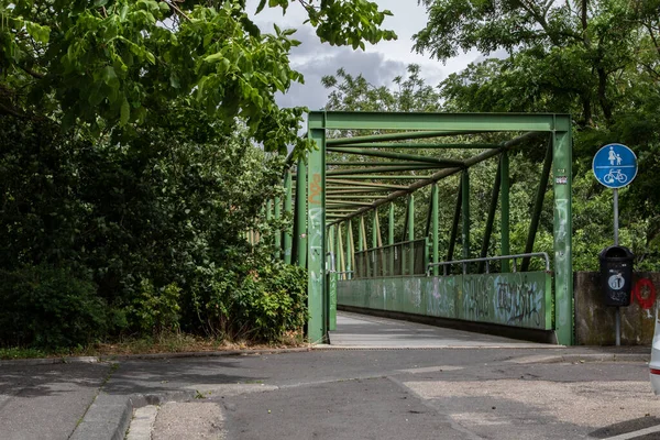 Przejazd Kolejowy Dla Pieszych Przy Drzewie Orzechowym Wczesnym Latem — Zdjęcie stockowe