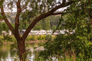 Suda belirlenmiş bir yerde motorlu evler.