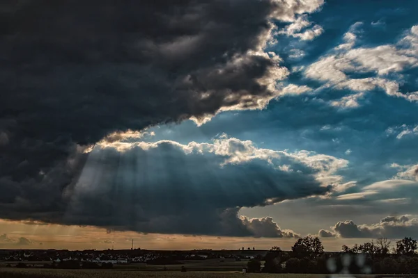 Sonnenstrahlen Brechen Durch Die Wolkenwand — Stockfoto