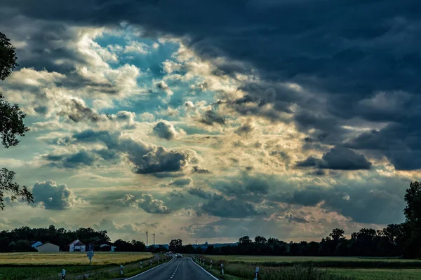 Sonnenstrahlen Scheinen Aus Großen Dunklen Wolken — Stockfoto