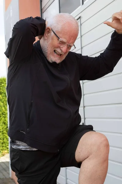 Homem Idoso Cabelos Grisalhos Faz Exercícios Alongamento Estende Durante Uma — Fotografia de Stock