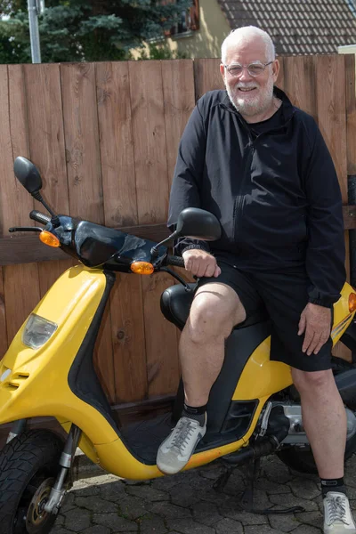 Homem Idoso Senta Uma Scooter Amarela Espera Por Ele Para — Fotografia de Stock