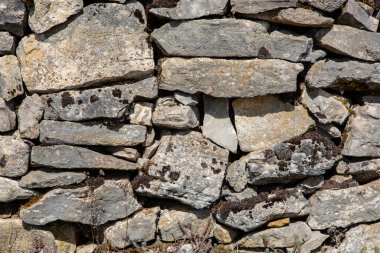 Eski işçiliğe göre yapılmış bir üzüm bağındaki kuru taş duvar.