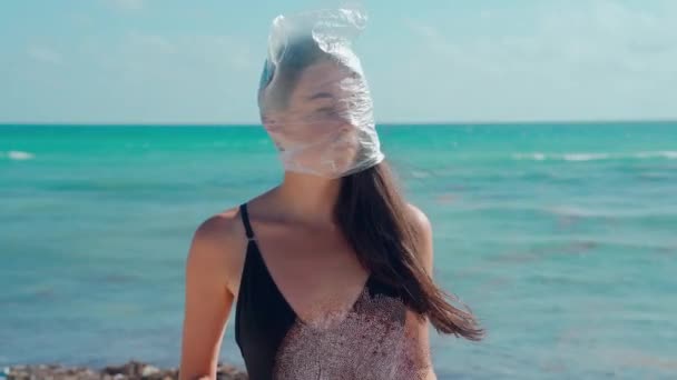 Dívka Průhledným Plastovým Sáčkem Hlavě Mrtvou Ohradou Rukou Karibské Pláži — Stock video