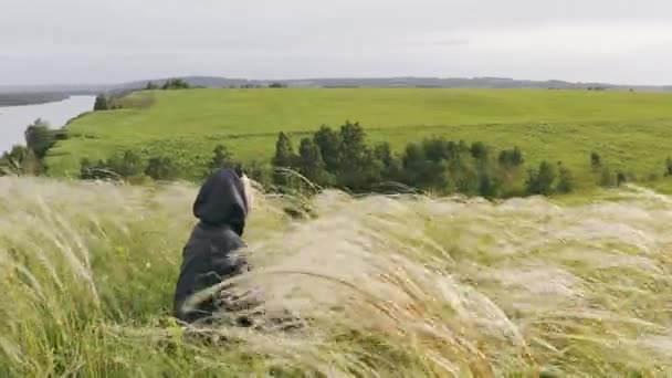 Pige Hættetrøje Hætte Mediterer Mens Hun Sidder Fjergræs Klippe Med – Stock-video