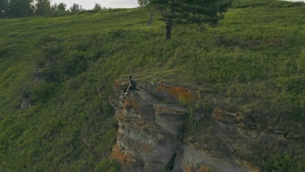 Flicka Sitter Klippavsats Ett Berg Mitt Den Sibiriska Taiga Skogen — Stockvideo