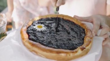 El pastayı böğürtlen reçeliyle keser