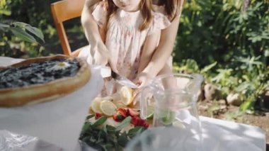 Anne kız limon kesip ev yapımı limonata yapıyorlar.