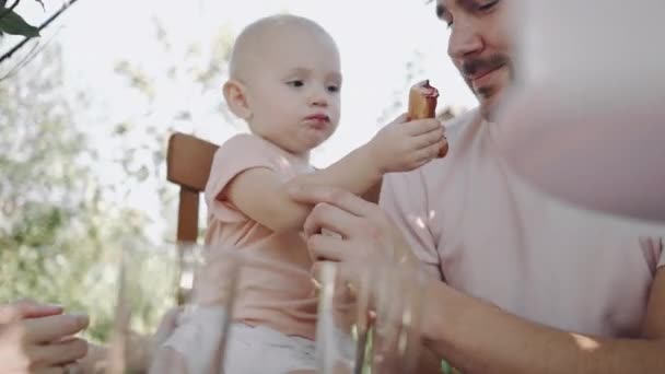 Ojciec Córką Kroi Ciasto Dżemem Jagodowym — Wideo stockowe