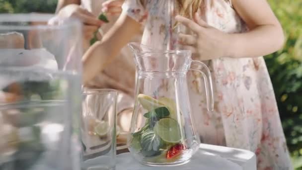 Matka Córka Pokroili Cytrynę Zrobili Domowej Roboty Lemoniadę — Wideo stockowe
