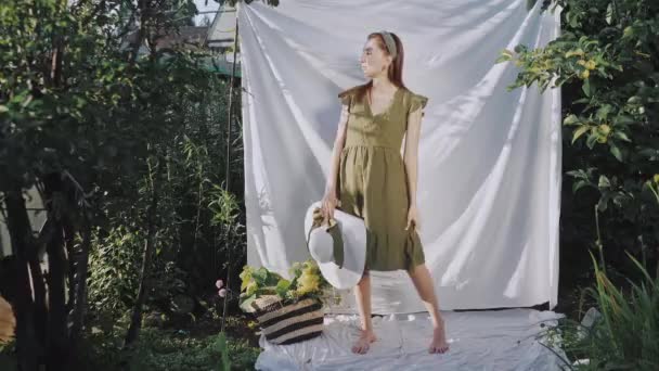 Fille Dans Une Robe Verte Avec Chapeau Dans Verger Pommes — Video