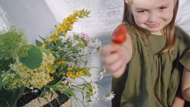 两个孩子在花园里吃草莓 — 图库视频影像