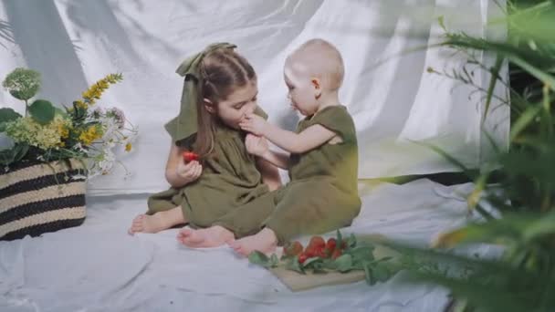 Duas Crianças Comem Morangos Jardim — Vídeo de Stock