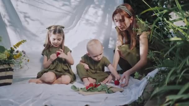 Dos Niños Comen Fresas Jardín — Vídeos de Stock