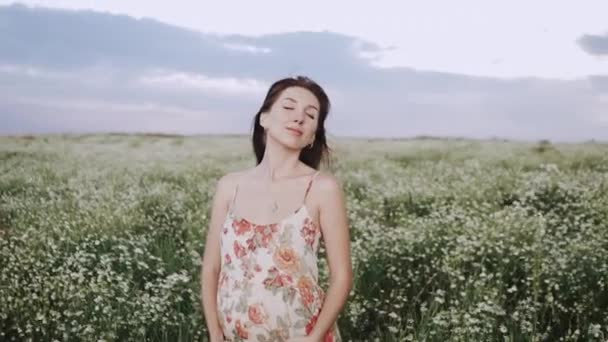 Menina Vestido Corre Através Campo Margarida Pôr Sol — Vídeo de Stock