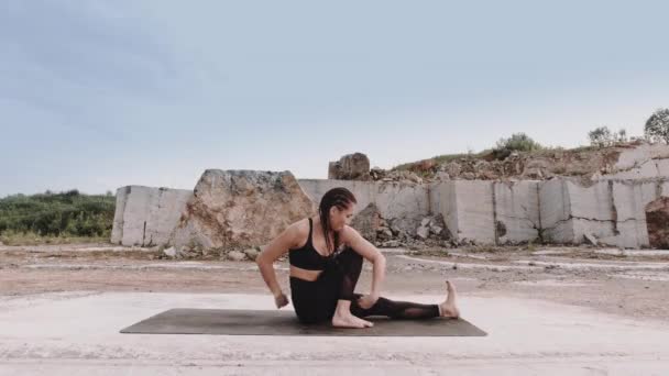 Yoga Meisje Doet Oefeningen Een Marmeren Steengroeve Bij Zonsopgang Siberië — Stockvideo