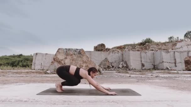 Yoga Flicka Gör Övningar Marmor Stenbrott Vid Soluppgången Sibirien — Stockvideo