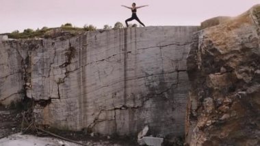 Yogacı kız Sibirya 'da gün doğumunda mermer ocağında egzersiz yapıyor.