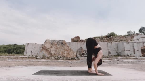 Yoga Flicka Gör Övningar Marmor Stenbrott Vid Soluppgången Sibirien — Stockvideo