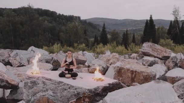 Chica Yoga Haciendo Ejercicios Una Cantera Mármol Amanecer Cerca Hogueras — Vídeos de Stock