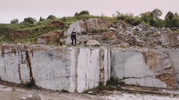 Uma Menina Sportswear Com Tapete Suas Mãos Fica Penhasco Pedra — Vídeo de Stock