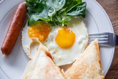 Kızarmış yumurtalı sandviç. Kahvaltı.