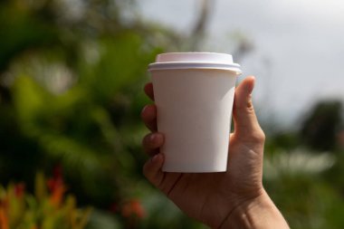 Elinde kahve fincanı tutan bir kadın eli.