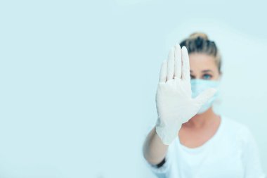 Korona COVID-19 ve SARS Cov 2 enfeksiyonundan korunmak için virüs önleyici maske takan kadın.