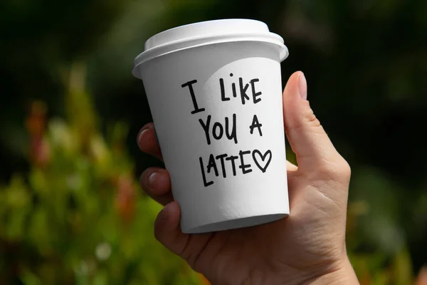 Main féminine avec tasse de café en papier à emporter . — Photo