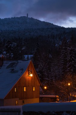 Kış ve bol karlı Hills evleri