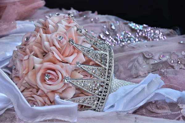 Bellissimo bouquet della sposa di rose rosa a forma di corona — Foto Stock