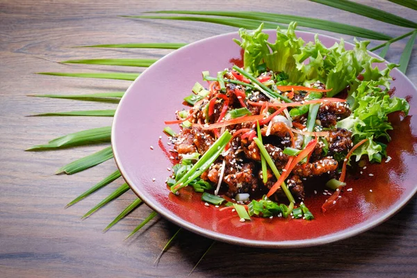 Knuspriges Hühnchen Auf Einem Roten Teller Auf Hölzernem Tischhintergrund Vietnamesisch — Stockfoto