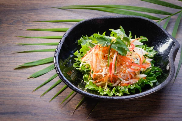 Glasnudeln Mit Salat Einer Schüssel Auf Holztischhintergrund Asiatische Gekochte Reisnudeln — Stockfoto