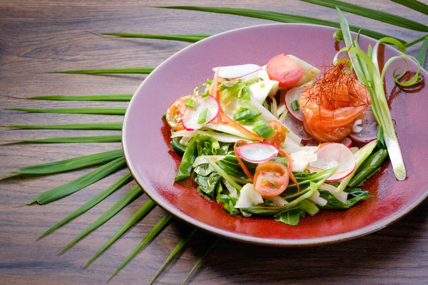 Salade Saumon Frais Avec Légumes Sur Assiette Rouge Sur Fond — Photo