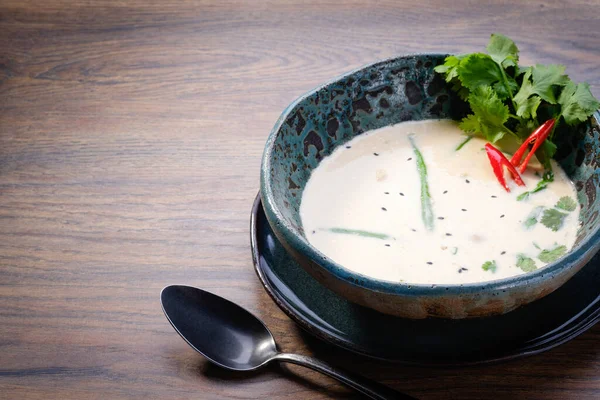 Tom Kha Suppenschale Auf Hölzernem Tischhintergrund Traditionelle Thailändische Würzige Kokosmilchsuppe — Stockfoto