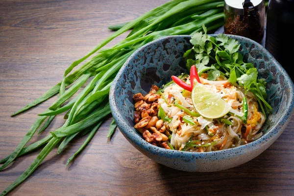 Pad Thai Nudeln Einer Schüssel Auf Holztischhintergrund Thailändische Reisnudeln Mit — Stockfoto