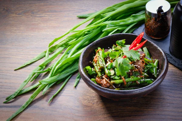 Wok Βόειο Κρέας Λαχανικά Ένα Μπολ Ξύλινο Τραπέζι Φόντο Ασιατικό — Φωτογραφία Αρχείου