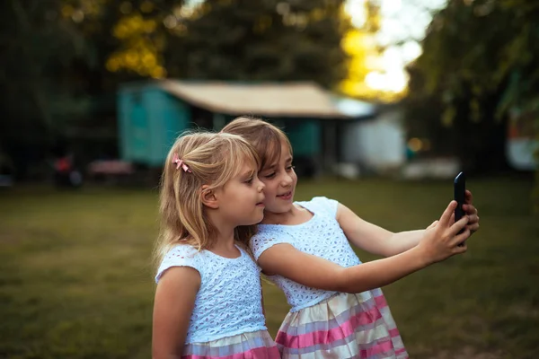 Dos Hermanas Rubias Posando Para Foto Teléfono Inteligente —  Fotos de Stock