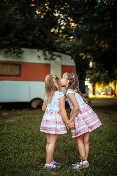 Dziewczyna Całowanie Siostry Policzek Parku Zachodzie Słońca — Zdjęcie stockowe
