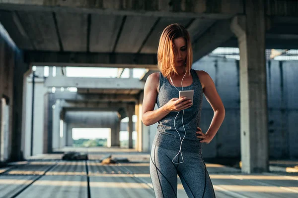 Jovem Atleta Mulher Usando Smartphone Preparando Para Treino — Fotografia de Stock