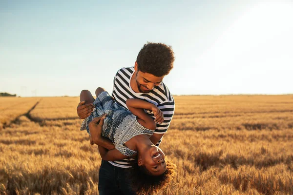 Fiatal Afro Amerikai Apa Lánya Miután Idő Mezők — Stock Fotó
