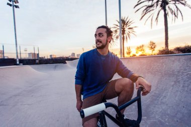 Kase içinde hileler bir mola genç bir Bmx sürücüsü.