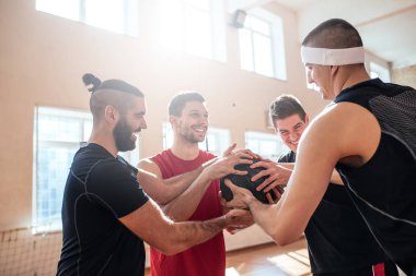 Basketbol oyuncuları takım toplantısı,