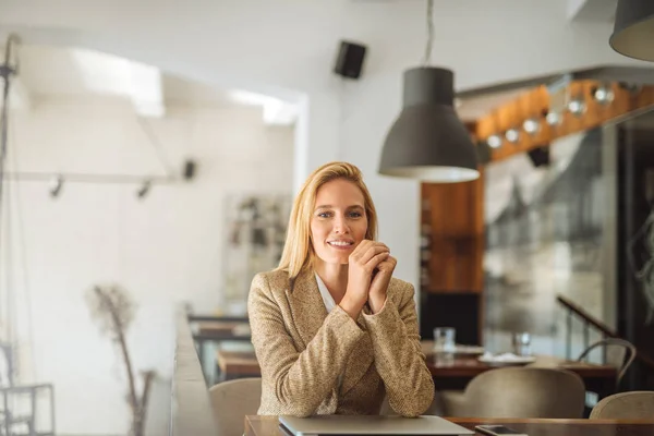 Foto Einer Lächelnden Jungen Geschäftsfrau Die Tisch Café Sitzt — Stockfoto