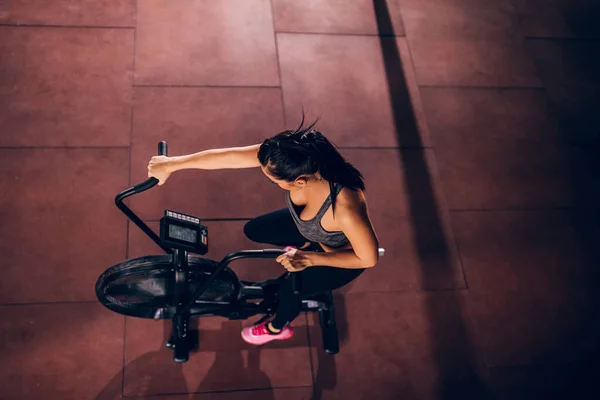 Skott Från Ovan Ung Kvinna Rider Assault Bike Gymmet — Stockfoto